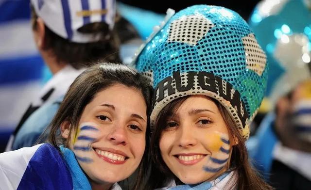 2:乌拉圭人对足球的热爱堪称痴迷.乌拉圭国土面积仅为17.