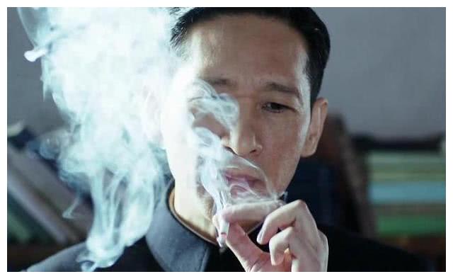 他名气年龄都不算大,却被称老戏骨,演这部剧频繁抽烟潇洒抢镜