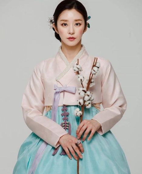 韩国女艺人李主傧写真
