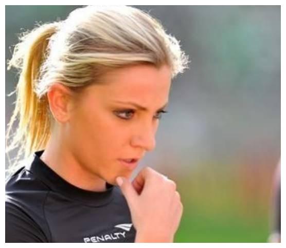 足坛最美女裁判,比赛中擦汗动作让她大火,五官精致身材出众