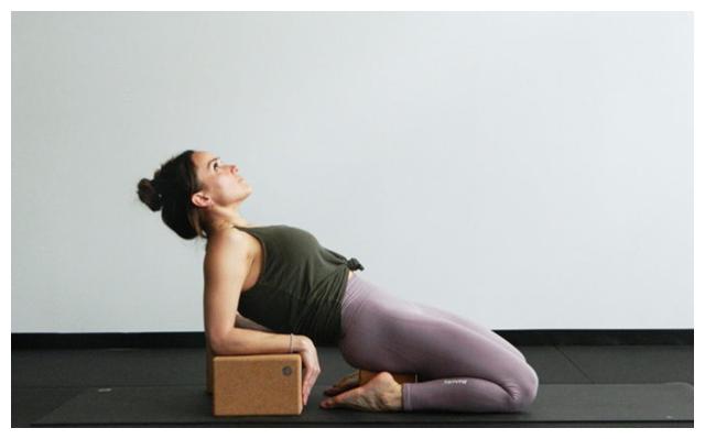 瑜伽砖,帮助你更快的掌握体式,加深难度,减少压力|瑜伽砖|骆驼式|姿势