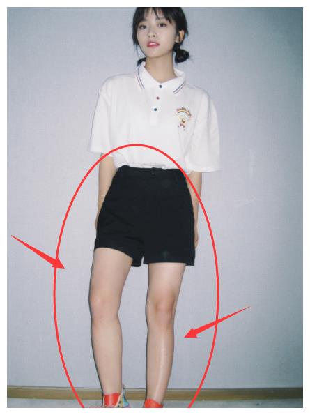 沈月这是又瘦了10斤吧?最新全身照"电棒腿"抢镜,女生都心动了