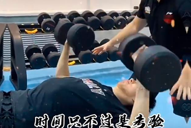 周琦举杠铃增肌又遭网友冷嘲热讽你怎么看