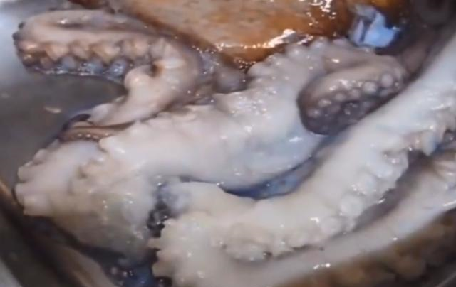 日本厨师现场处理巨型章鱼,刀功娴熟厉害,直接蘸酱料吃休闲区蓝鸢梦想 - Www.slyday.coM 日本厨师现场处理巨型章鱼,刀功娴熟厉害,直接蘸酱料吃休闲区蓝鸢梦想 - Www.slyday.coM