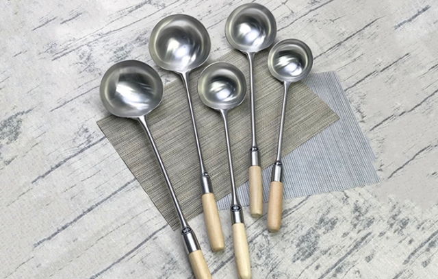 问他为什么这样,他说酒店大厨都这样,几乎都是用大马勺,锅铲只会偶尔