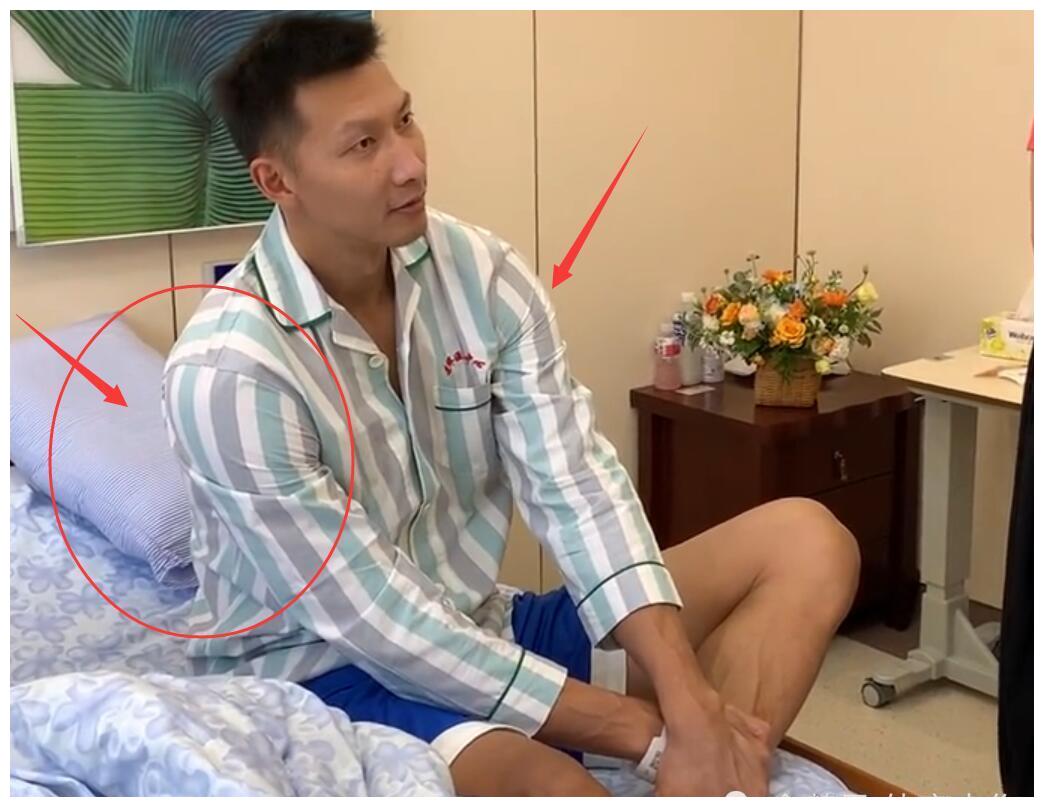 有种实力叫易建联肌肉穿最大号病号服这麒麟臂认真的