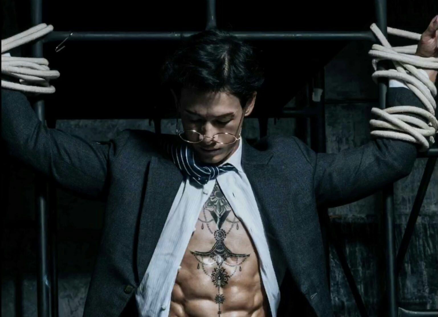 正装腹肌加纹身！这样的帅哥谁不爱！