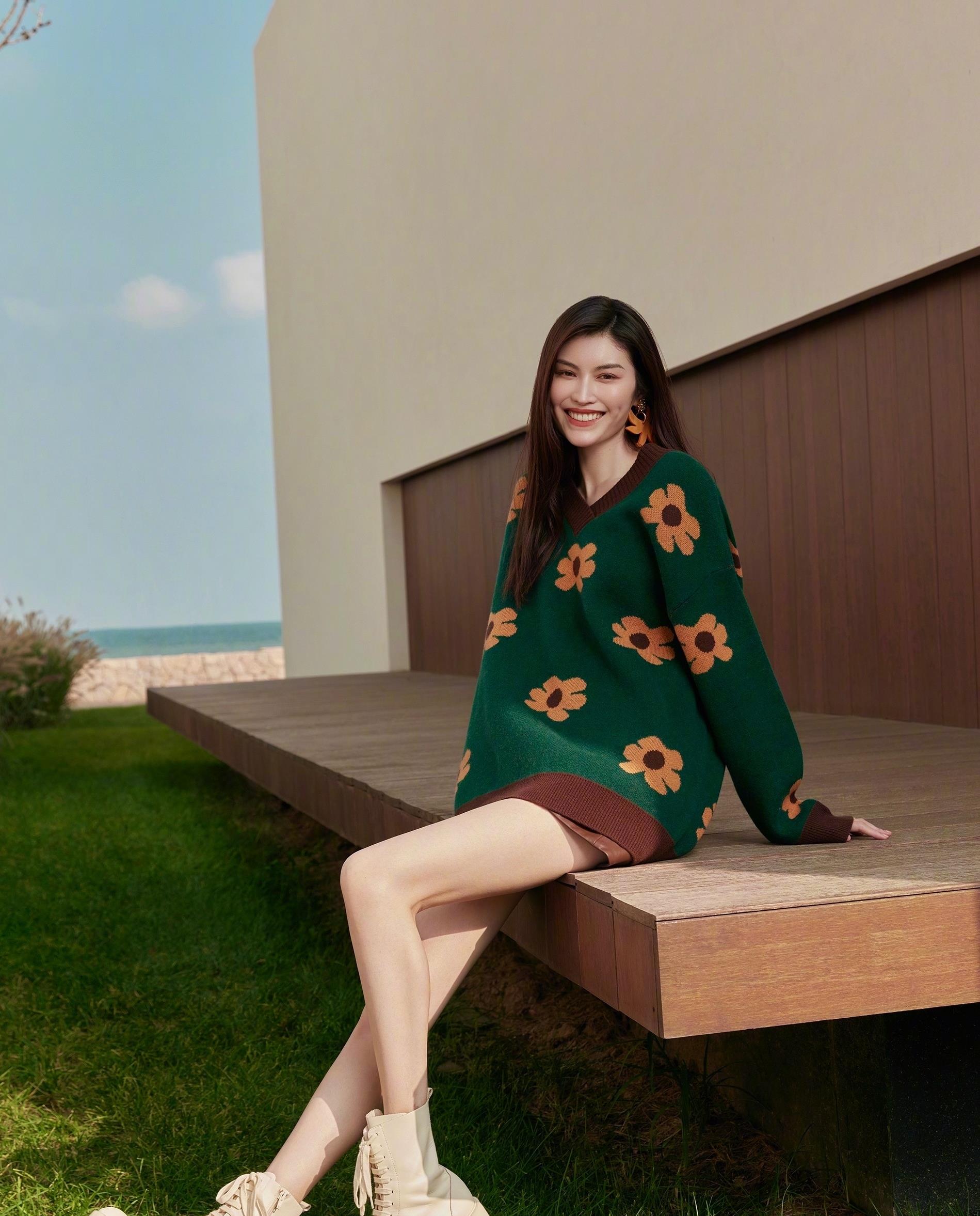 何穗真是个时髦精穿v领花朵针织衣大方明媚女神范儿十足