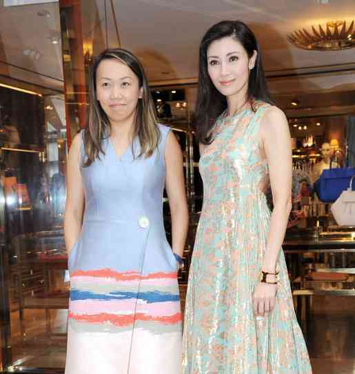 李嘉欣久违晒照湿发素颜依然美大8岁情敌何超琼近照显老