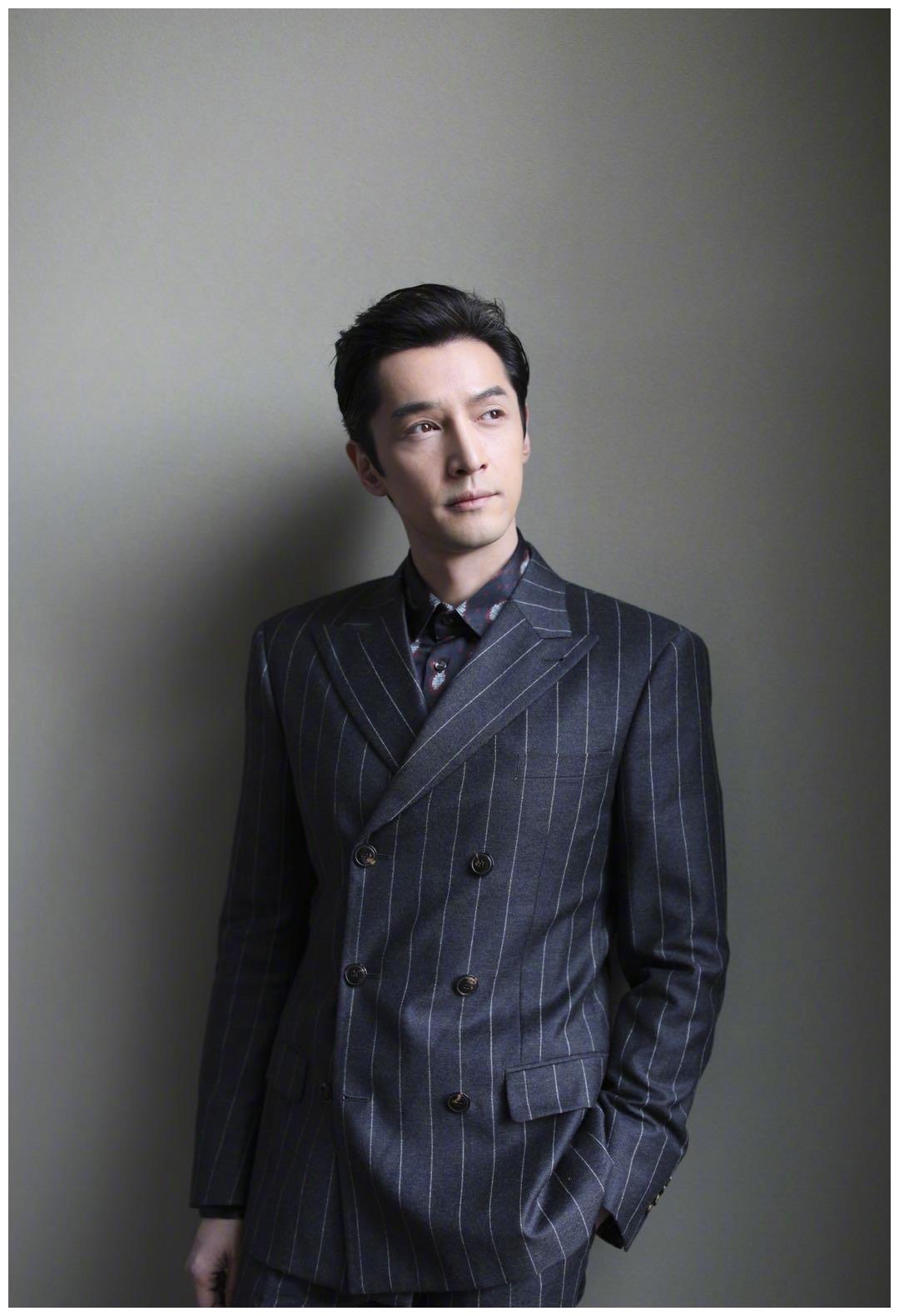 胡歌身穿深色条纹西服出席活动,清爽干练|西服|条纹|胡歌_新浪新闻