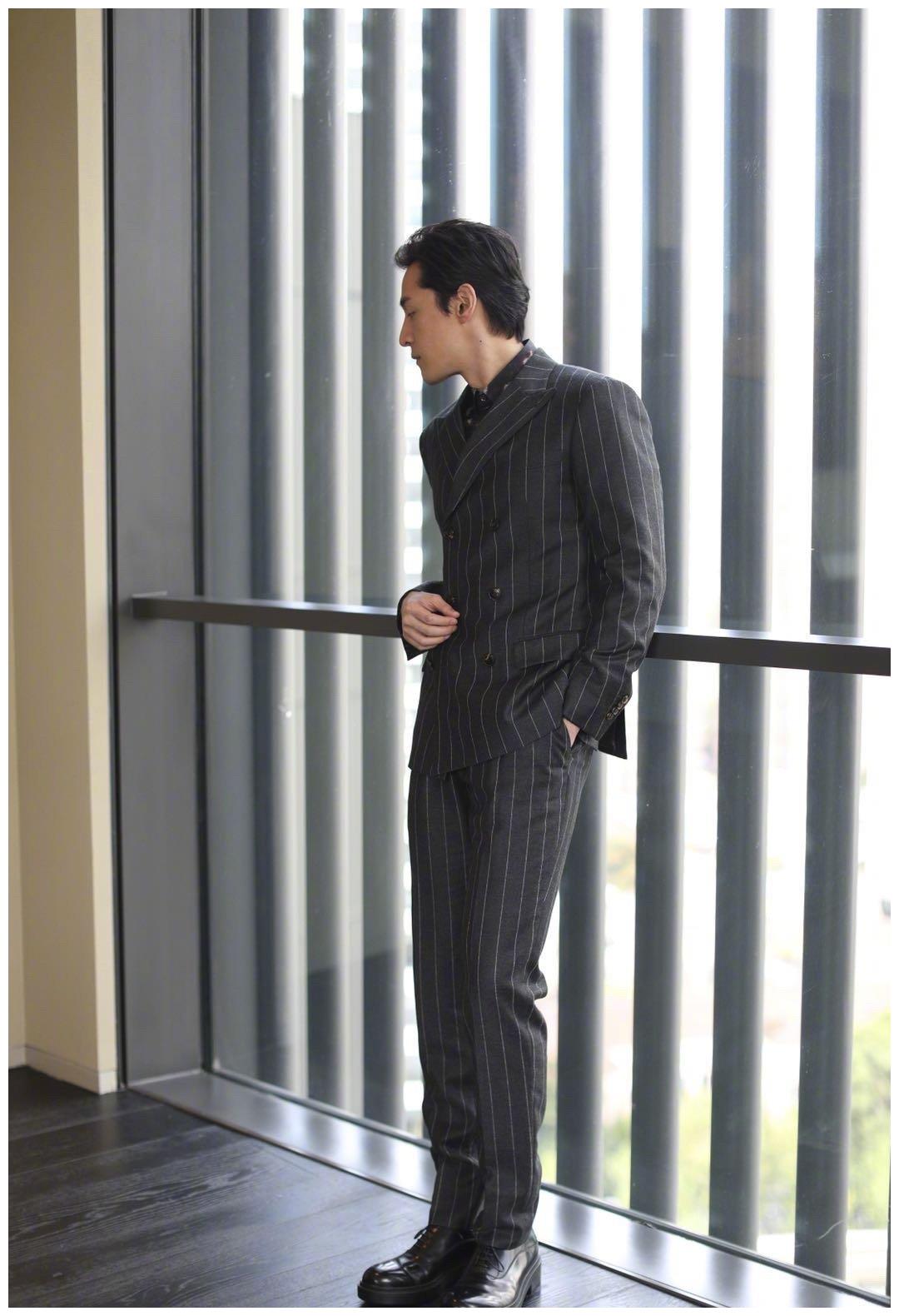 胡歌身穿深色条纹西服出席活动清爽干练