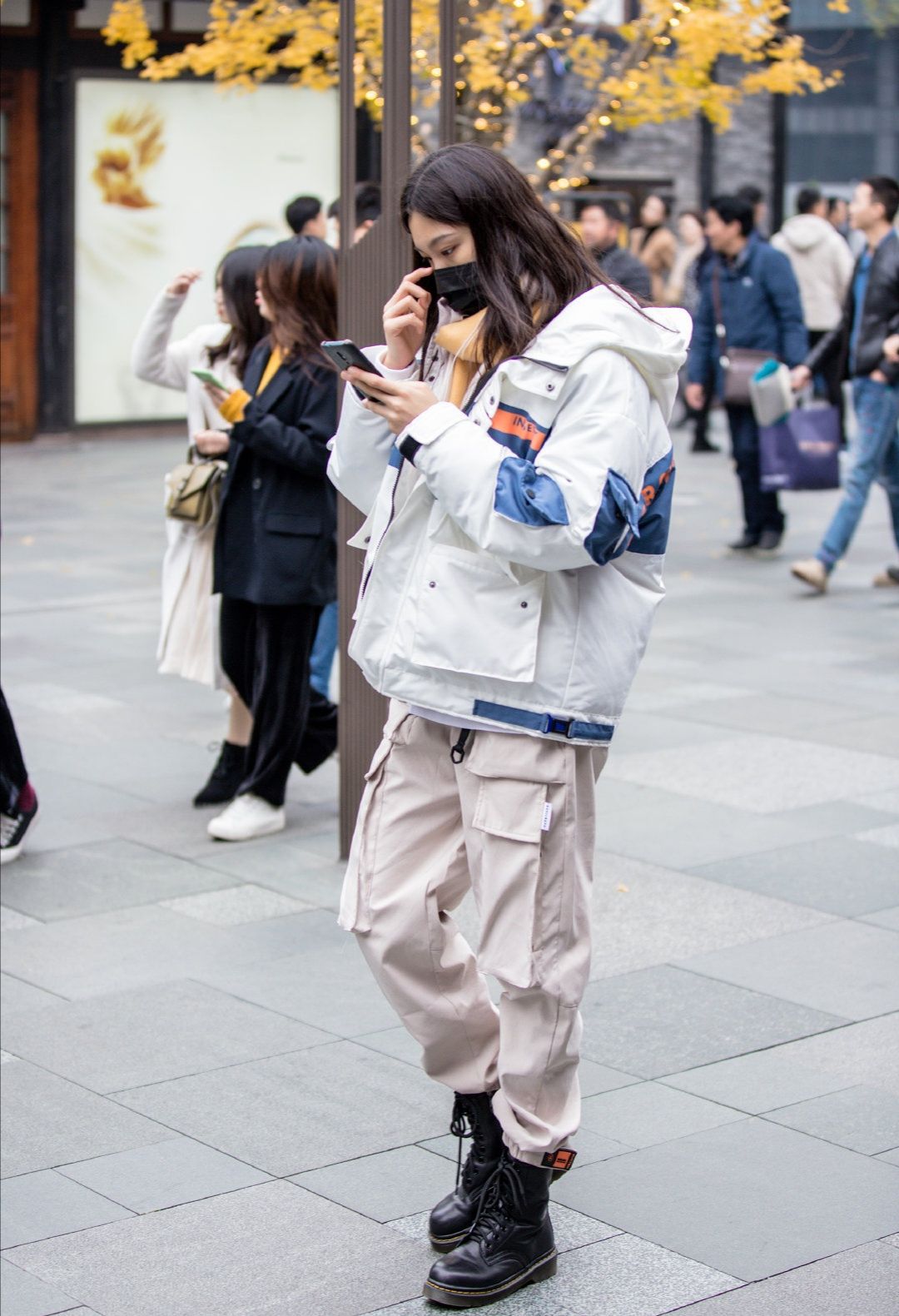 街拍:穿工装裤的小姐姐真的酷毙了!工装裤 高筒靴妥妥的大长腿