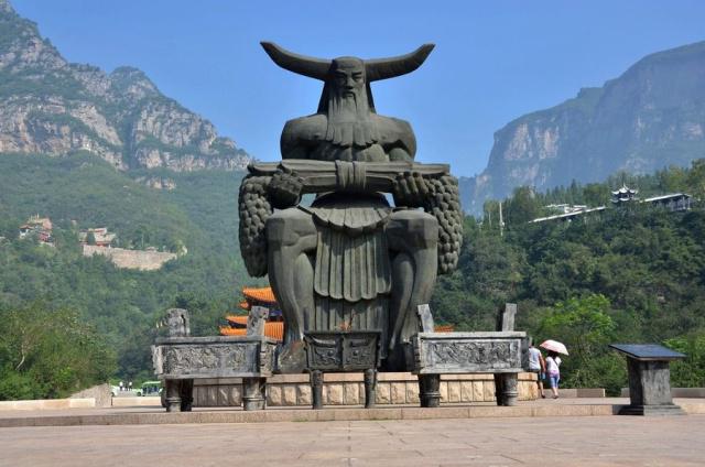 河南一山主峰海拔1028米炎帝曾在此尝百草辨五谷