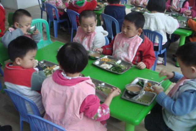 太疯狂了（爱挑食的儿子在幼儿园一顿饭吃两碗,看三碗）幼儿园孩子吃饭挑食，爱挑食的儿子在幼儿园一顿饭吃两碗，看到饭菜照片后，我彻底懵了，戒色后的头发，