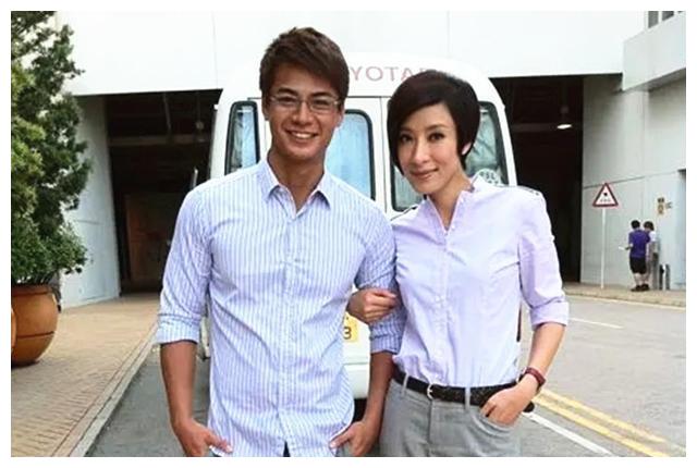 到达巅峰后,杨怡却选择急流勇退,并在2016年嫁给了小自己5岁的罗仲谦