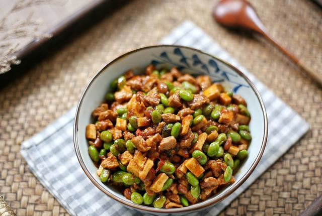 【毛豆炸酱】主要材料:毛豆1斤,猪肉300克,茶干3片,小米辣3个调味料