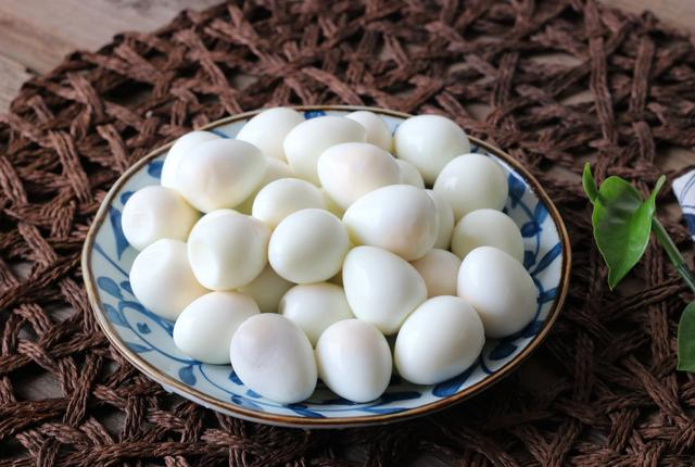 教你一招,5分钟剥一盘,个个光滑,超实用|鹌鹑蛋|龙宝|冷水_新浪新闻
