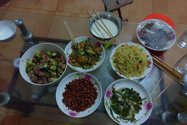 农村儿媳做的一桌子晚餐,很家常却很丰盛|土豆丝|花生|凉拌_新浪新闻