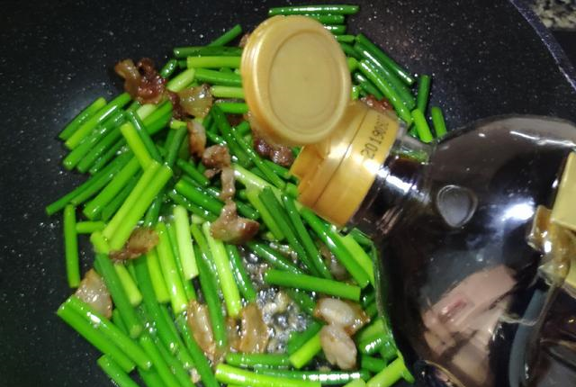 蒜苗还是蒜薹?将蒜苗说成蒜薹,被广东老板娘笑话:你还没嫁人吧休闲区蓝鸢梦想 - Www.slyday.coM 蒜苗还是蒜薹?将蒜苗说成蒜薹,被广东老板娘笑话:你还没嫁人吧休闲区蓝鸢梦想 - Www.slyday.coM