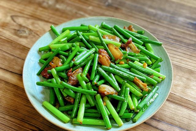 蒜苗还是蒜薹?将蒜苗说成蒜薹,被广东老板娘笑话:你还没嫁人吧休闲区蓝鸢梦想 - Www.slyday.coM 蒜苗还是蒜薹?将蒜苗说成蒜薹,被广东老板娘笑话:你还没嫁人吧休闲区蓝鸢梦想 - Www.slyday.coM