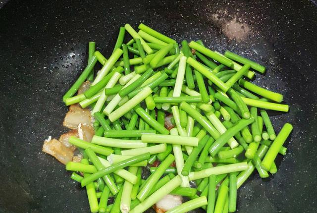 蒜苗还是蒜薹?将蒜苗说成蒜薹,被广东老板娘笑话:你还没嫁人吧休闲区蓝鸢梦想 - Www.slyday.coM 蒜苗还是蒜薹?将蒜苗说成蒜薹,被广东老板娘笑话:你还没嫁人吧休闲区蓝鸢梦想 - Www.slyday.coM