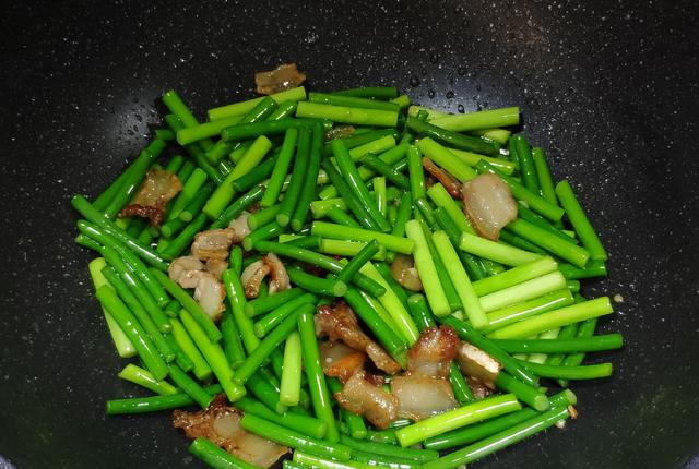 蒜苗还是蒜薹?将蒜苗说成蒜薹,被广东老板娘笑话:你还没嫁人吧休闲区蓝鸢梦想 - Www.slyday.coM 蒜苗还是蒜薹?将蒜苗说成蒜薹,被广东老板娘笑话:你还没嫁人吧休闲区蓝鸢梦想 - Www.slyday.coM