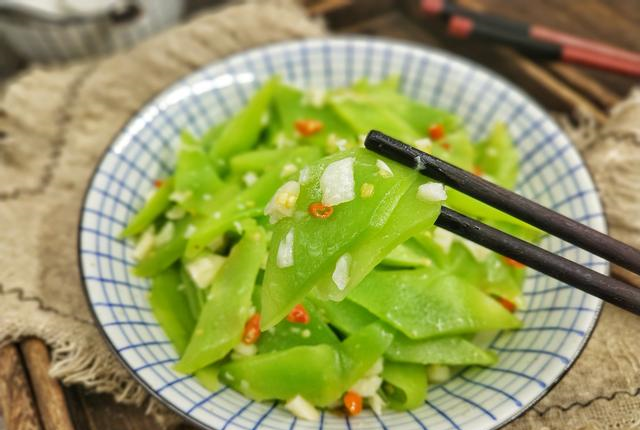 炒莴笋不要直接下锅炒前加一步不变色清脆还更好吃
