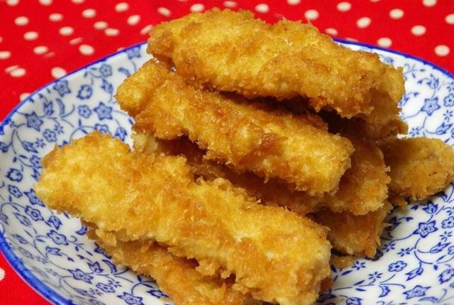 别总吃炸薯条了试试炸鱼柳吧脆爽又营养沾上番茄酱更可口