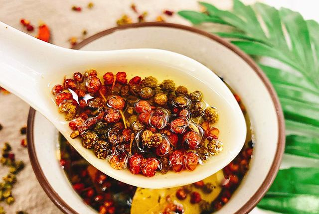 做花椒油时,第一步就油炸花椒?