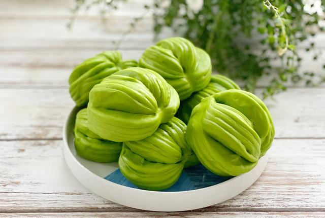 蒸菠菜馒头时,要想翠绿不变黄,多加1点它,颜色嫩绿好看又好吃|菠菜