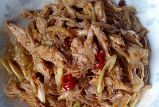 在制作手撕鸡的时候,很多朋友都有一个误区,就是喜欢把手撕鸡放到锅中