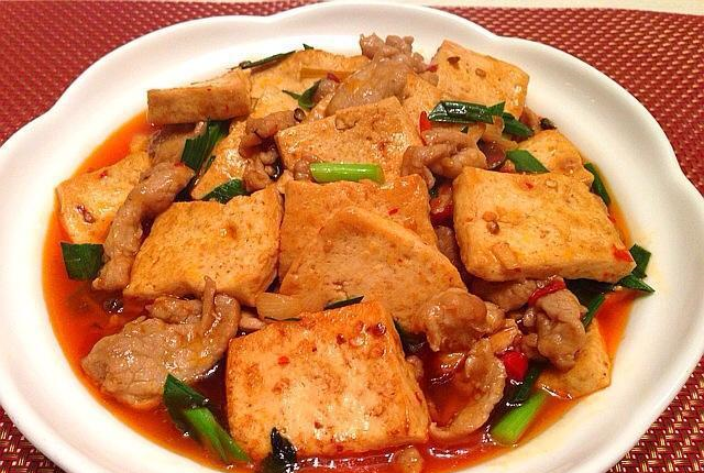 农家版五花肉家常豆腐外酥里嫩色香味俱全下饭安逸得很