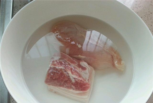 不管解冻什么肉不要直接用水泡大厨教你2招肉解冻快还新鲜