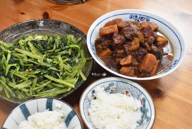 两个人的晚餐,一荤一素都是家常菜,网友:这样过日子实在,真实|鸡翅