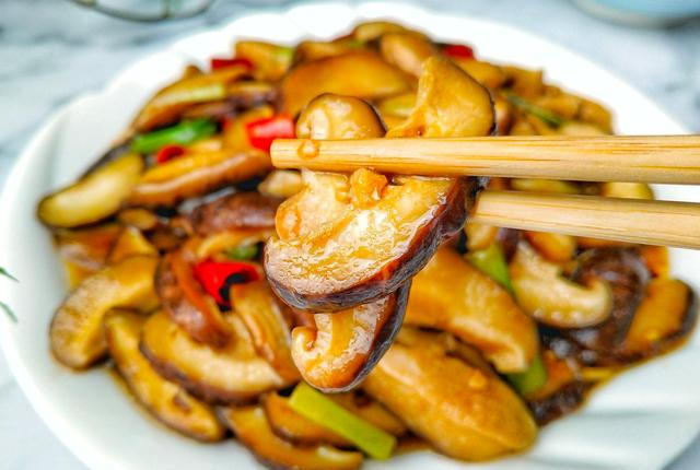 我家炒香菇从来不加肉炒前加一步滋味好鲜香更好吃