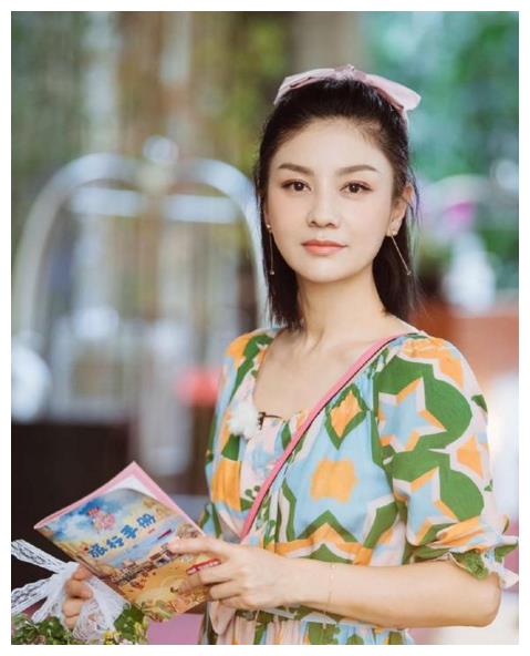 胡可戴"蝴蝶结发夹"火了,随便一夹就很减龄,在妻子中美得出众