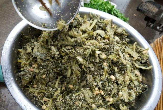 农村老太集市卖“懒豆”小吃，不到五分钟就被顾客抢光了，很好吃休闲区蓝鸢梦想 - Www.slyday.coM