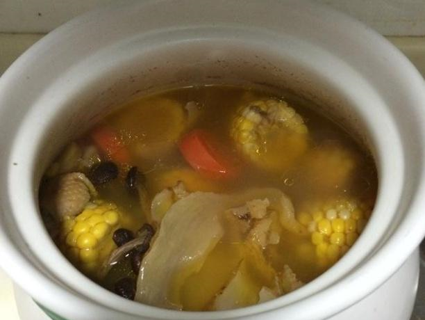 4,隔水蒸炖隔水蒸炖这个方法是广东人炖汤常用的一个手法,就是在食材