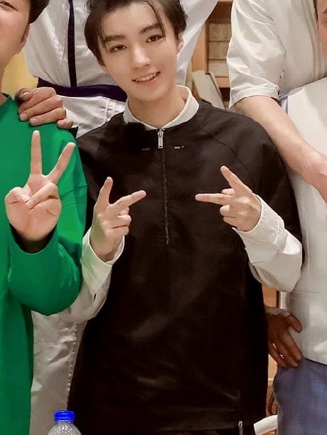 有种整容叫王俊凯长高梳起刘海像超模默默努力赶超千玺