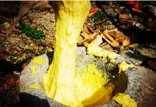 阿坝汶川羌家美食洋芋糍粑羌族饮食文化的一朵奇葩