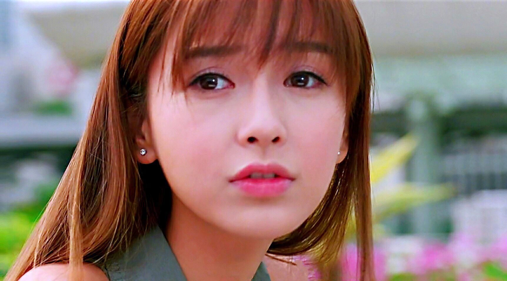 1 / 9 angelababy刚出道不久,baby和王祖蓝搭戏,这稚嫩的脸和开心的