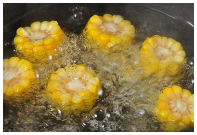 煮玉米的3个小窍门煮出的玉米更软糯小孩更喜欢吃了