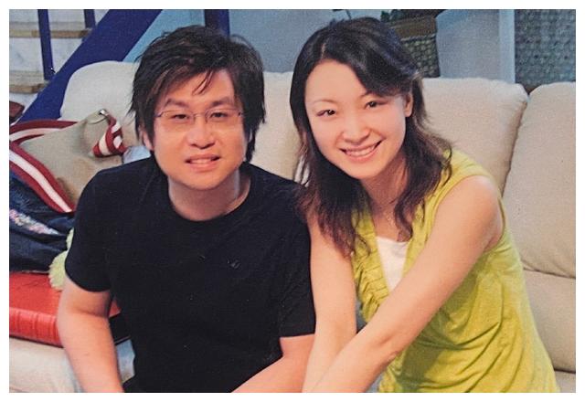 郑智化在歌坛上也没有多长时间,出道十年后的他自从和张钰雅结婚后就