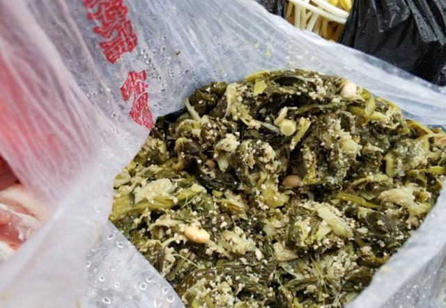 农村老太集市卖“懒豆”小吃，不到五分钟就被顾客抢光了，很好吃休闲区蓝鸢梦想 - Www.slyday.coM