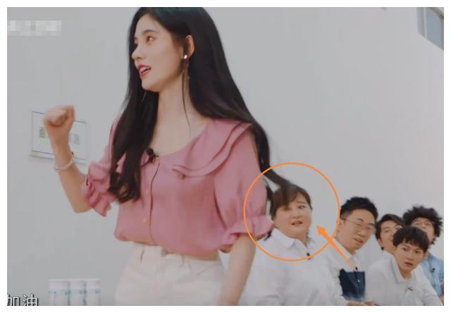 鞠婧祎起身准备进屋面试,镜头扫过贾玲露出的眼神,我没看错吧