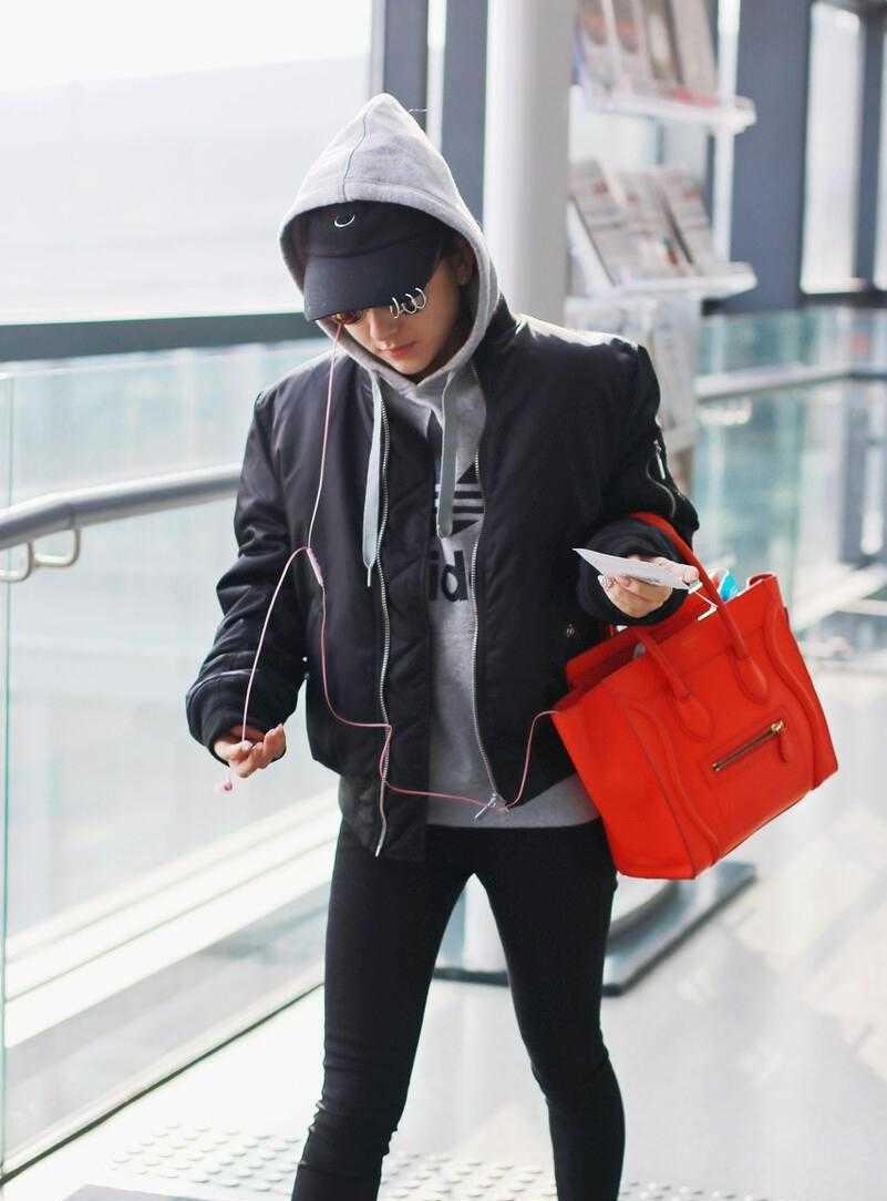 郭富城娇妻素颜走机场,穿黑色棒球服配紧身裤,素人感差点认不出