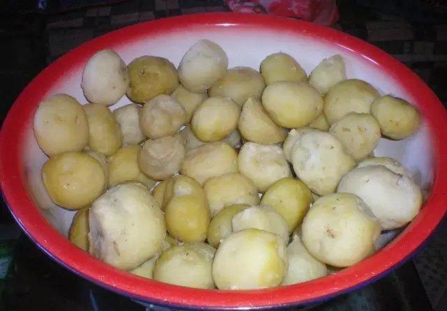 阿坝汶川羌家美食洋芋糍粑羌族饮食文化的一朵奇葩