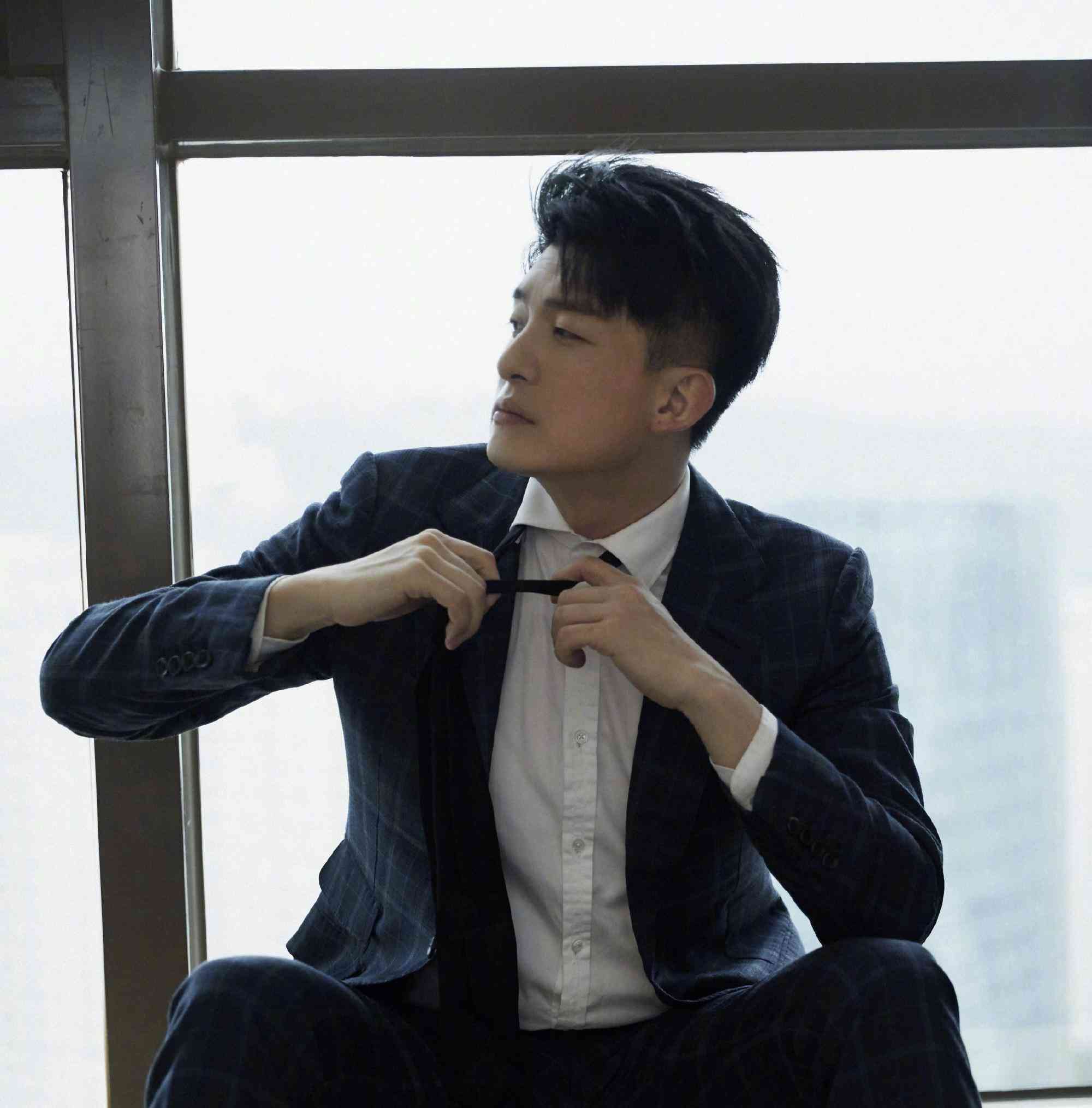 是《爱情公寓》的吕子乔,今参加综艺露天洗头,完全没