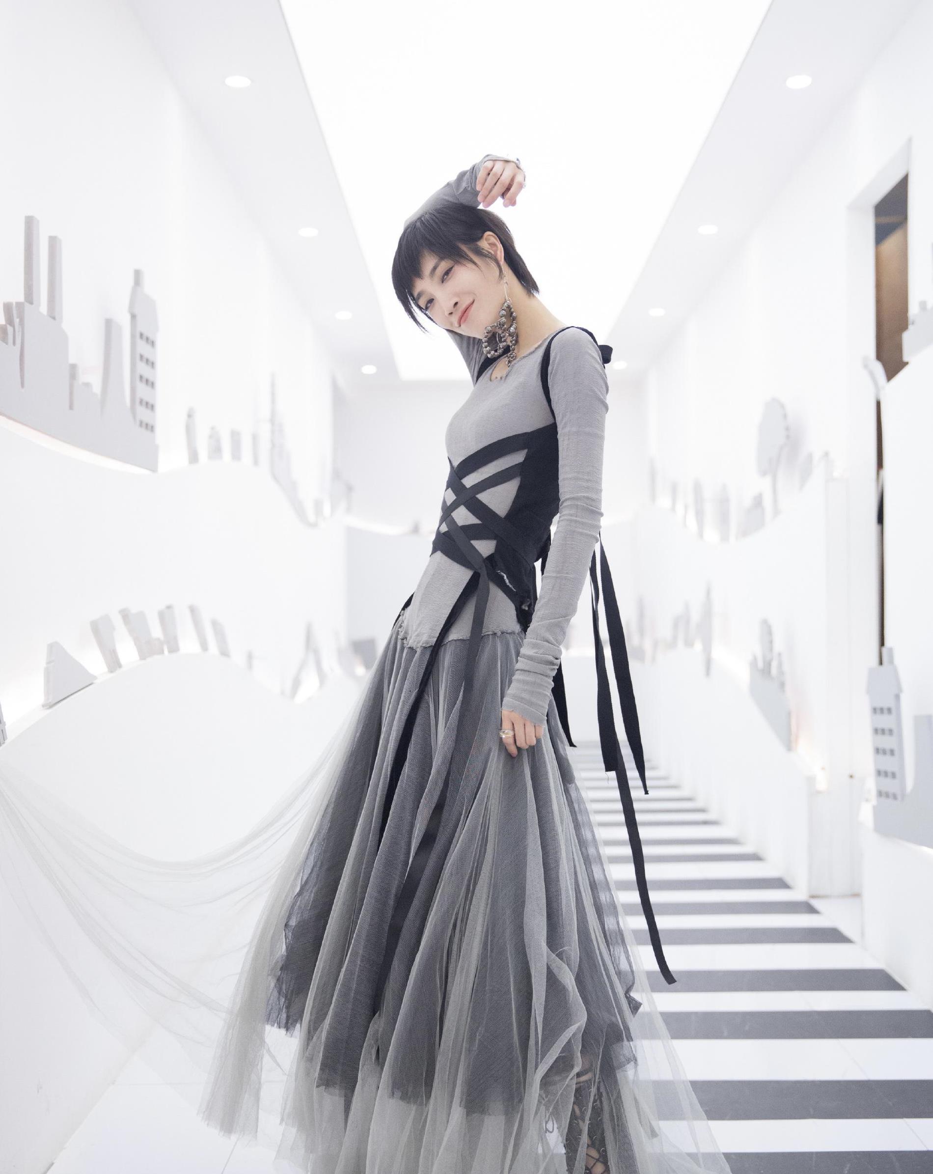 这一套粉色西装裙搭配黑色皮靴,再搭配她乖乖女的发型,确实很难让人