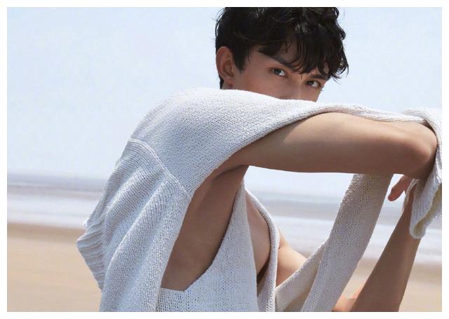 吴磊杂志大片出炉,少年感气息满满,这肌肉线条真的是三石弟弟?